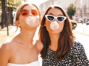 True Gum mit zwei Frauen, die Kaugummiblasen machen