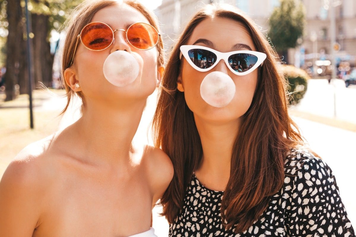 True Gum mit zwei Frauen, die Kaugummiblasen machen