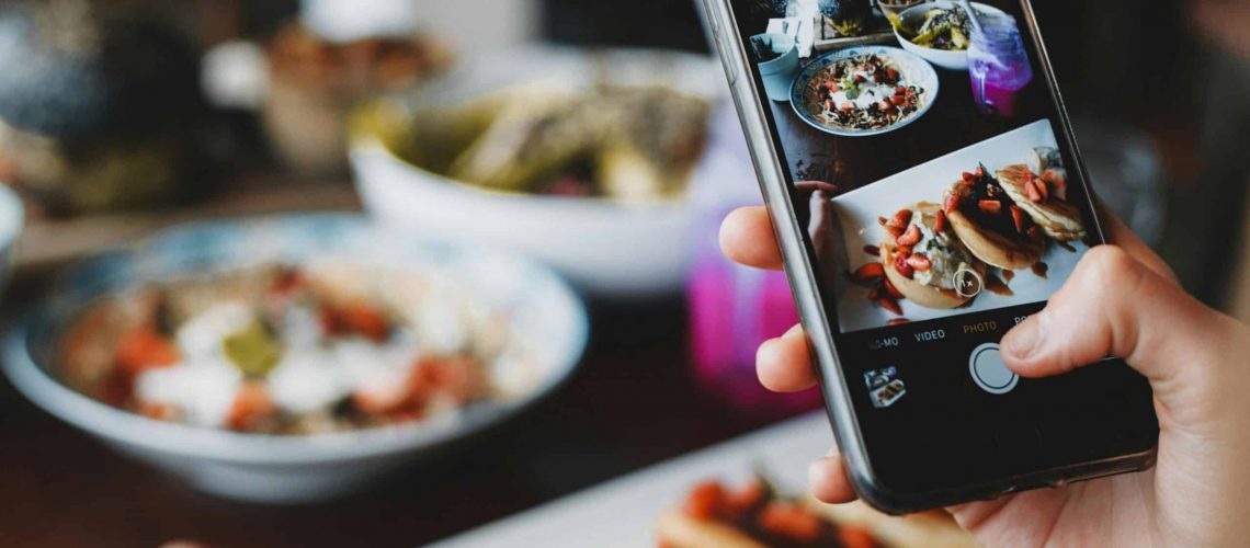 Die „Lo-Fi“-Ästhetik: Warum unperfekte Food-Fotos oft besser performen